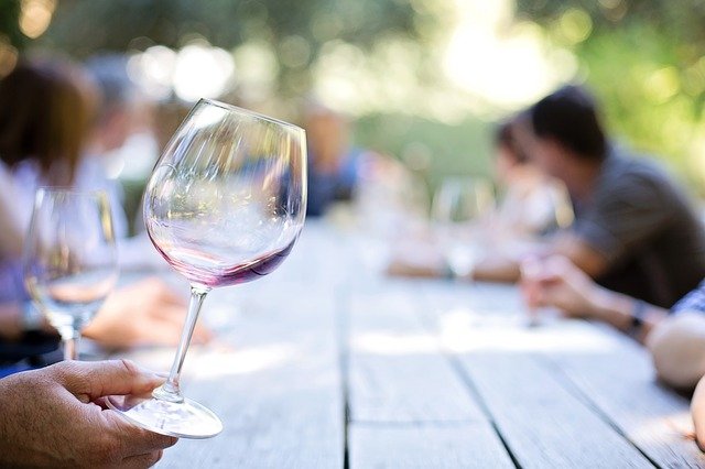 How to properly conduct a sensory evaluation of wine during wood treatment